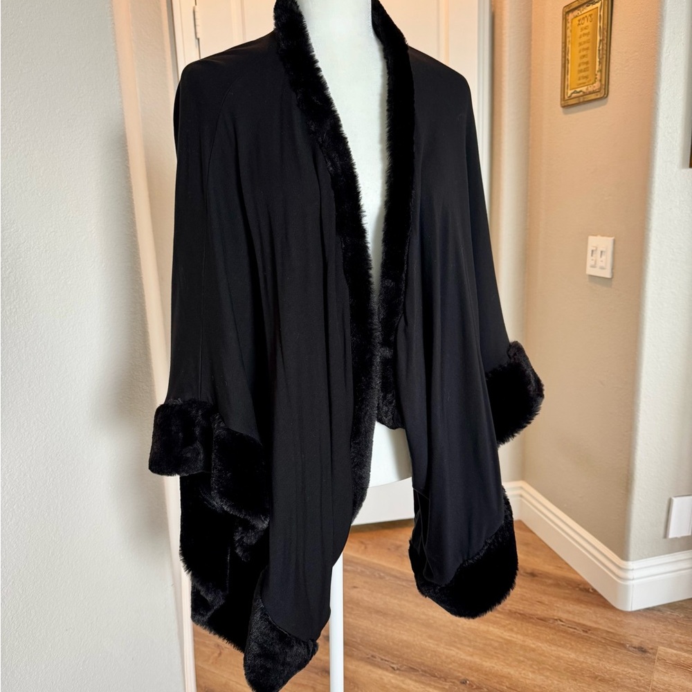 Elegant Black Faux Fur Trim Cape